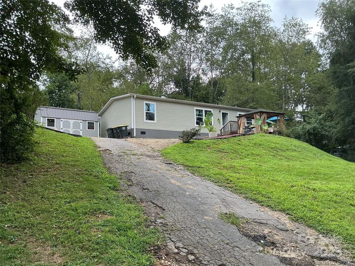 Property Photo: 30 And 32 W Skyland Circle NC 28804