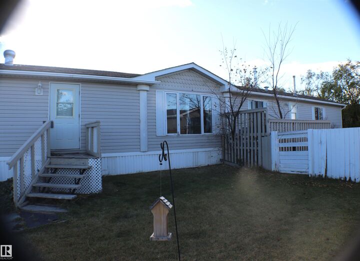 Property Photo: 906 Jubilee Close AB T8H 2G3