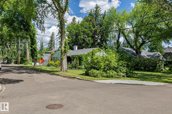 Property Photo:  10405 Glenora Crescent NW  AB T5N 3J6 