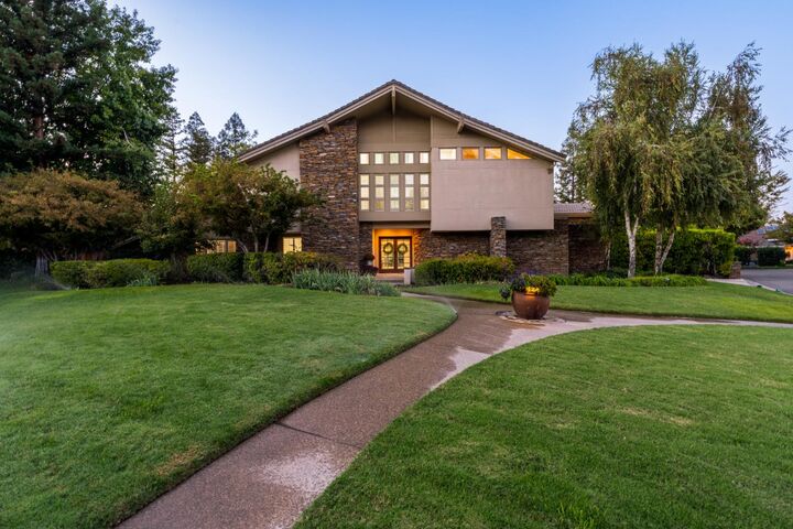 Property Photo: 7285 N San Pedro Avenue CA 93711