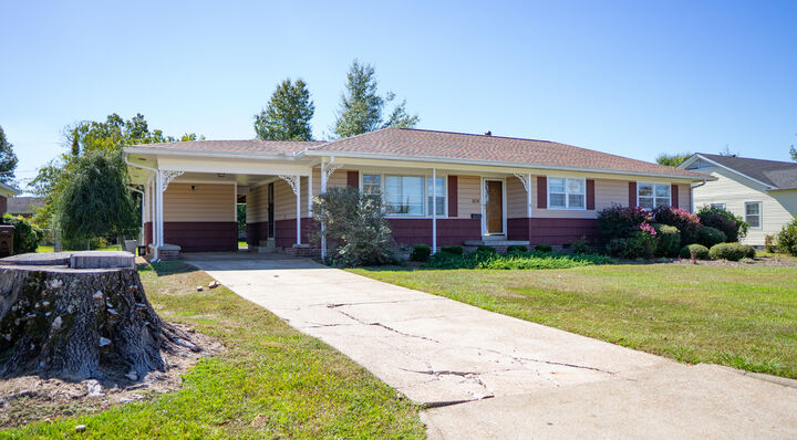 Property Photo: 804 11th Ave N MS 38821