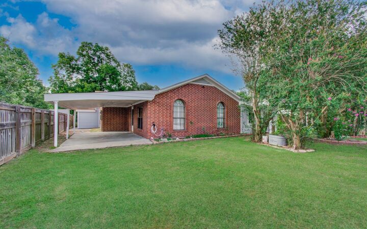 Property Photo:  810 Roosevelt Street  TX 77474