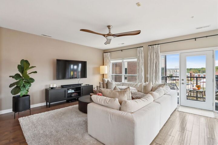 Property Photo: 901 E 2nd Ave 202 IA 52241