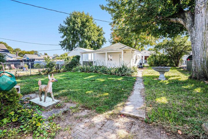 Property Photo: 1015 E Broadway Street IN 46545-6734