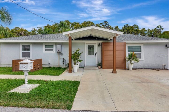 Property Photo: 19207 Crooked Lane FL 33548