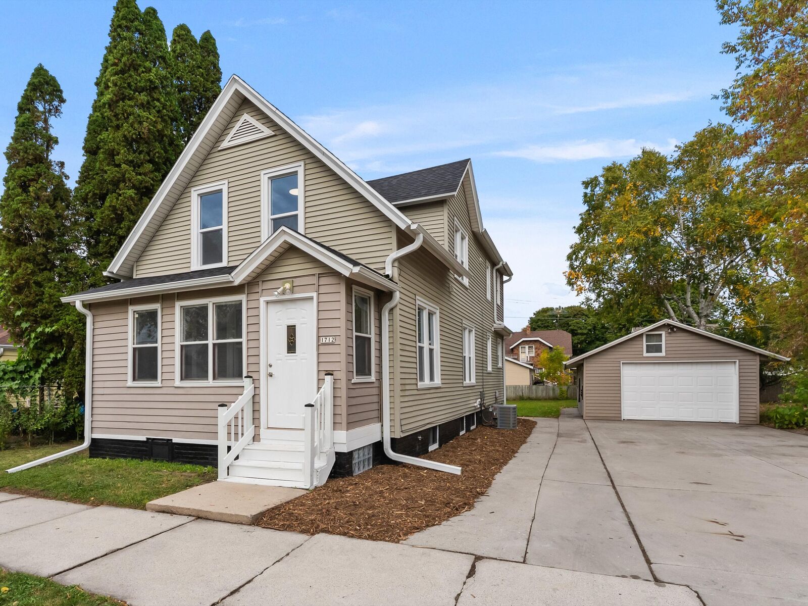 Property Photo: 1712 Sibley Ct WI 53081