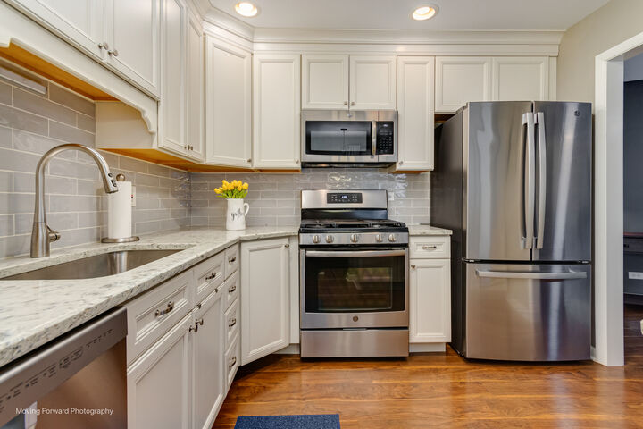 Property Photo: 1701 Lakecliffe Drive D IL 60189