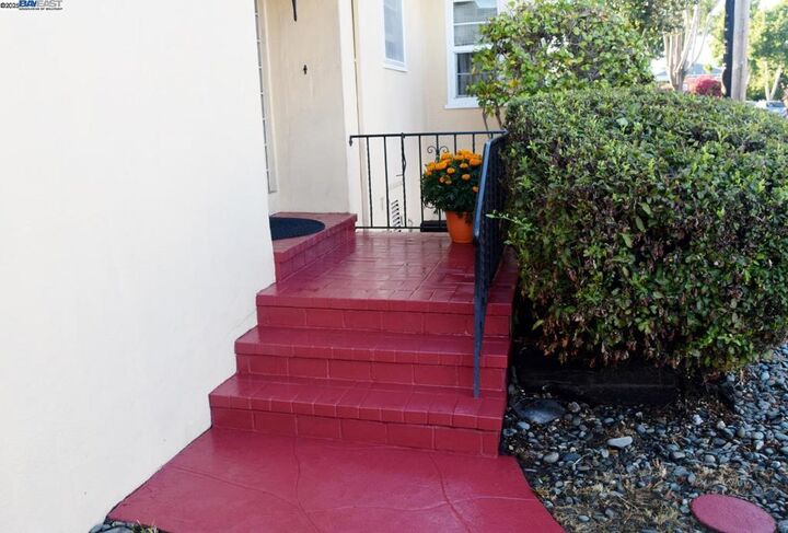 Property Photo:  975 Pearl St  CA 94501