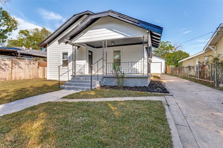 2118 Chestnut Avenue  Fort Worth TX 76164 photo