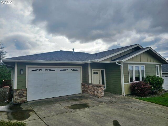 Property Photo:  953 Inlet Loop  OR 97420