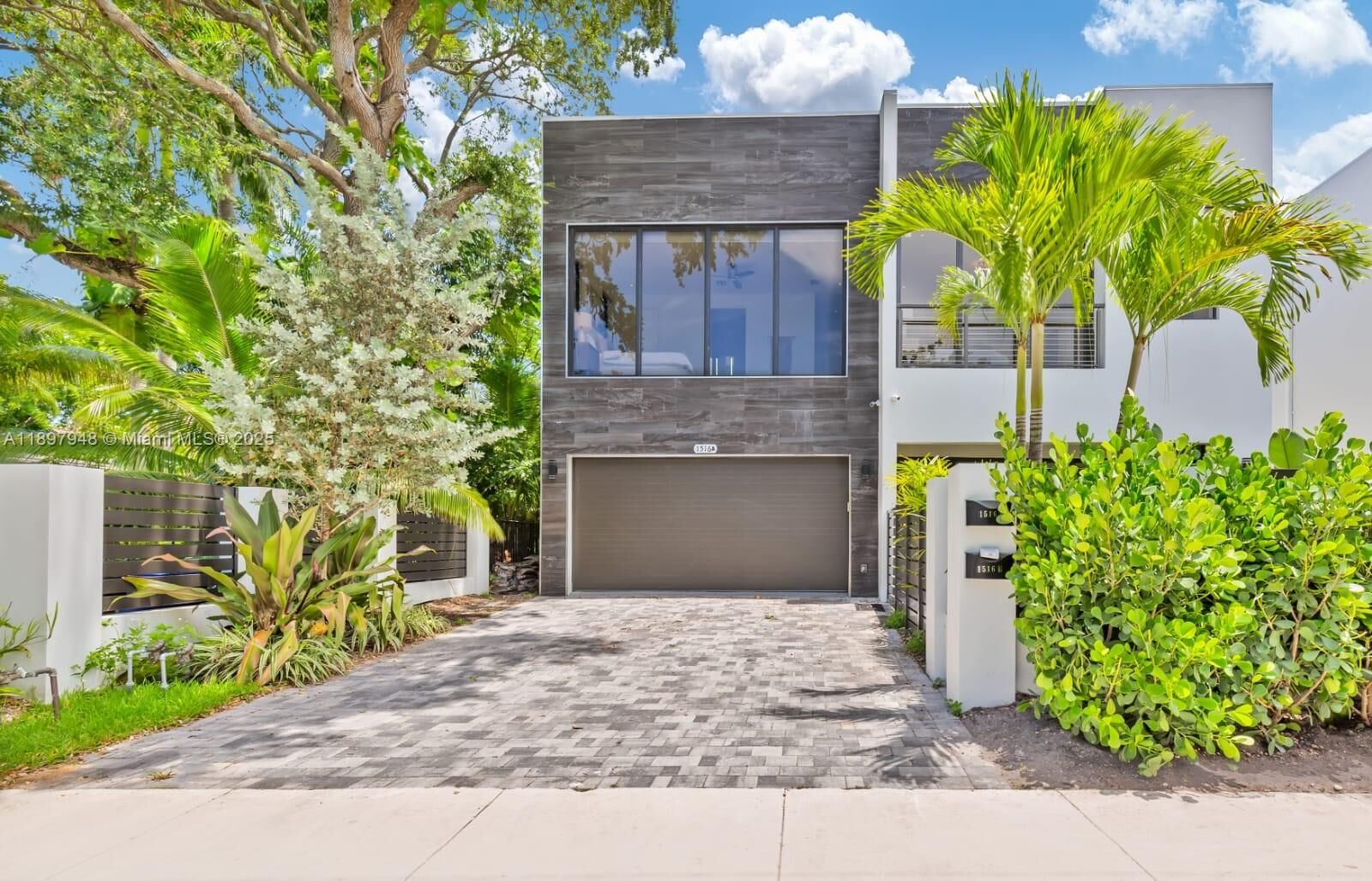 Property Photo:  1516 SE 1st St  FL 33301 