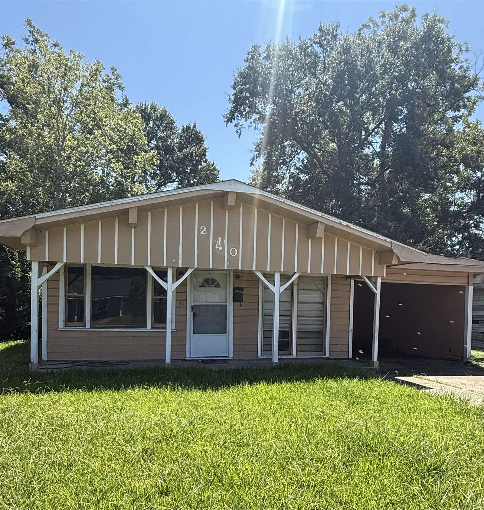 Property Photo: 210 Myrna Loy Dr TX 77705