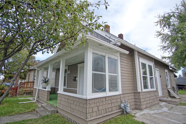 Property Photo:  618 E Broad Ave  WA 99207 