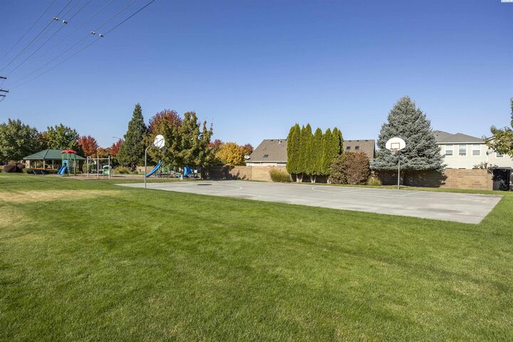 Property Photo: 5612 W 11th Ave WA 99338