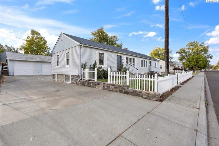 Property Photo: 1511 Goethals Dr WA 99354