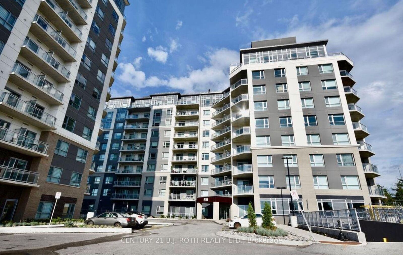 Property Photo: 58 Lakeside Terrace 818 ON L4M 0L5