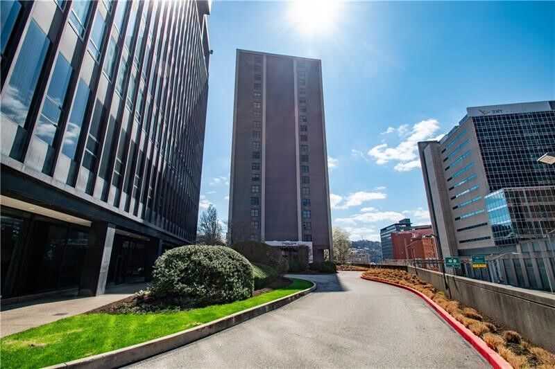 Property Photo:  112 Washington Pl 8K  PA 15219 