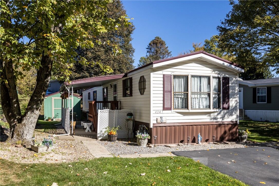 Property Photo: 424 Perry Cir PA 16066