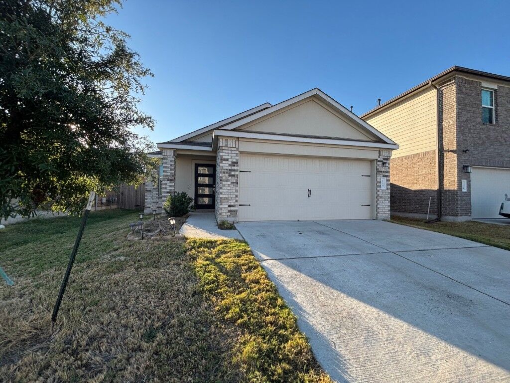 Property Photo: 117 Canley Loop TX 78634