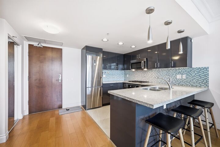 Property Photo: 133 E Esplanade 708 BC V7L 1A1