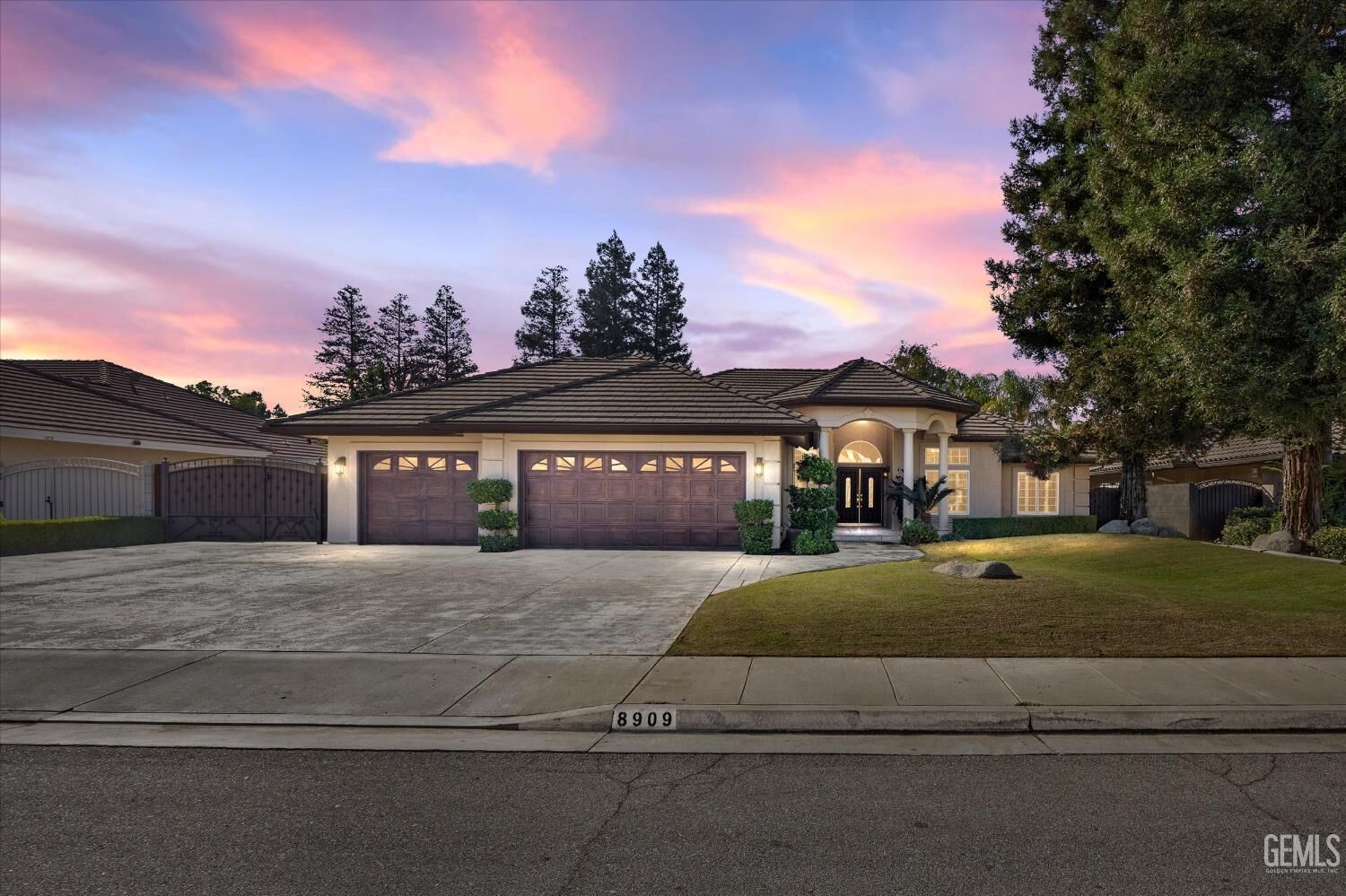 Property Photo:  8909 Forest Oaks Court  CA 93312 