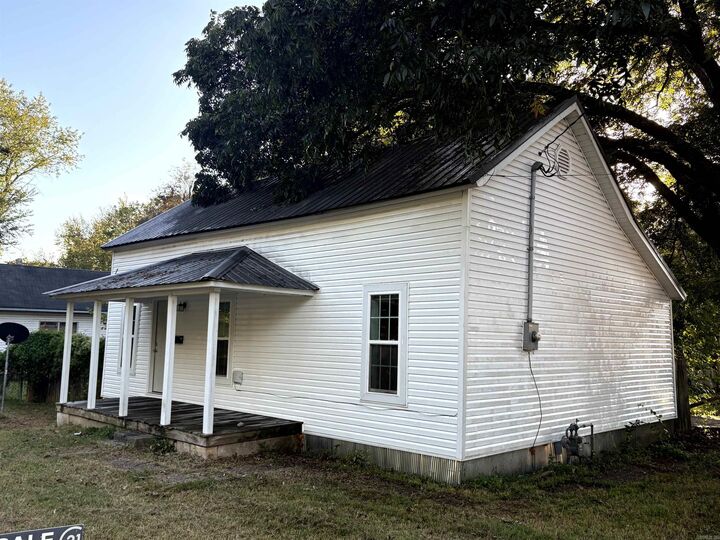 Property Photo:  112 N 5th  AR 72855