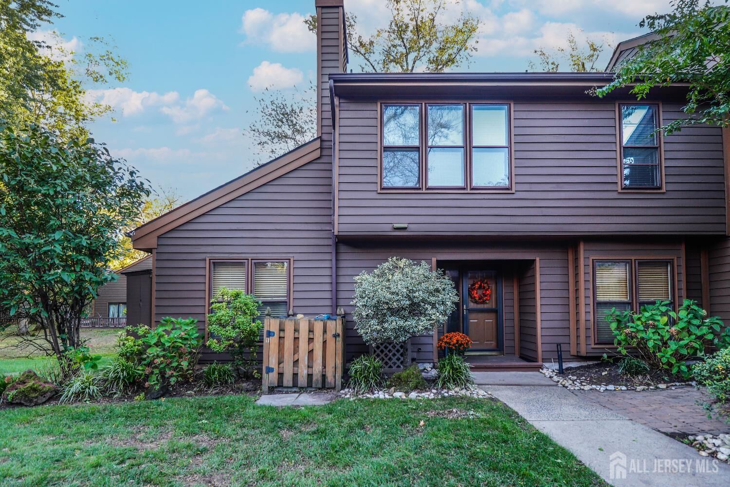 Property Photo:  31 Hickory Hollow Court  NJ 08820 