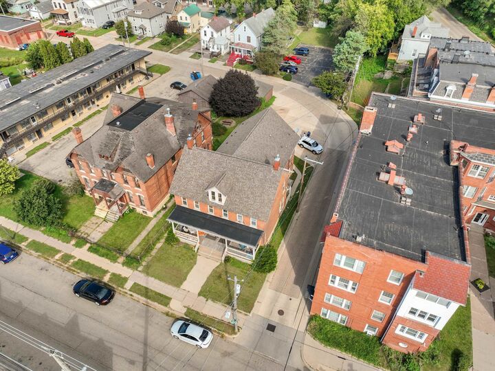 Property Photo:  251 W 17th Street 253 West 17th St  IA 52001 