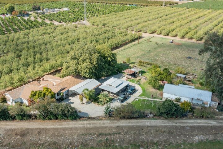 Property Photo:  10532 E North Avenue  CA 93657 