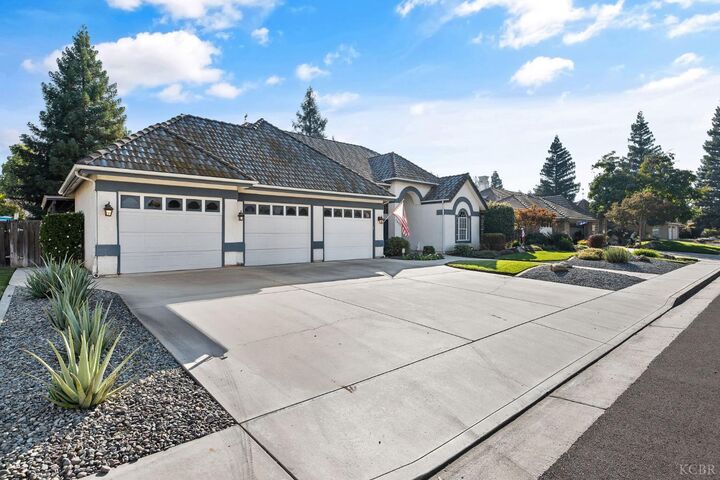 Property Photo:  2637 E Laura Court  CA 93292 