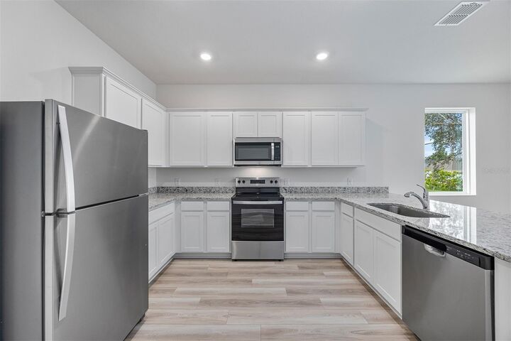 Property Photo: 304 Bass Court FL 34759