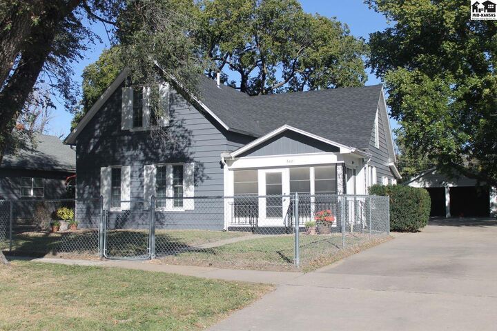608 W 12th Ave  Hutchinson KS 67501 photo