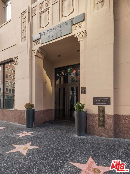 Property Photo: 6253 Hollywood Boulevard 402 CA 90028