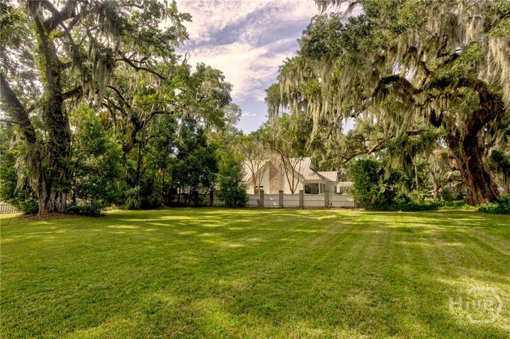 Property Photo: 13 Saint Thomas Avenue GA 31406