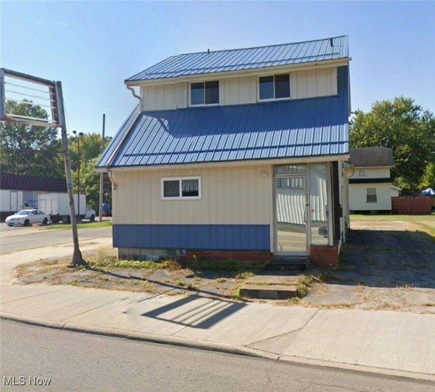 Property Photo:  2252 Youngstown Road SE  OH 44484