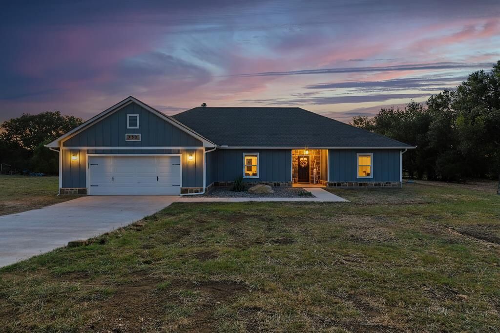 Property Photo: 125 Ruidoso Way TX 76067