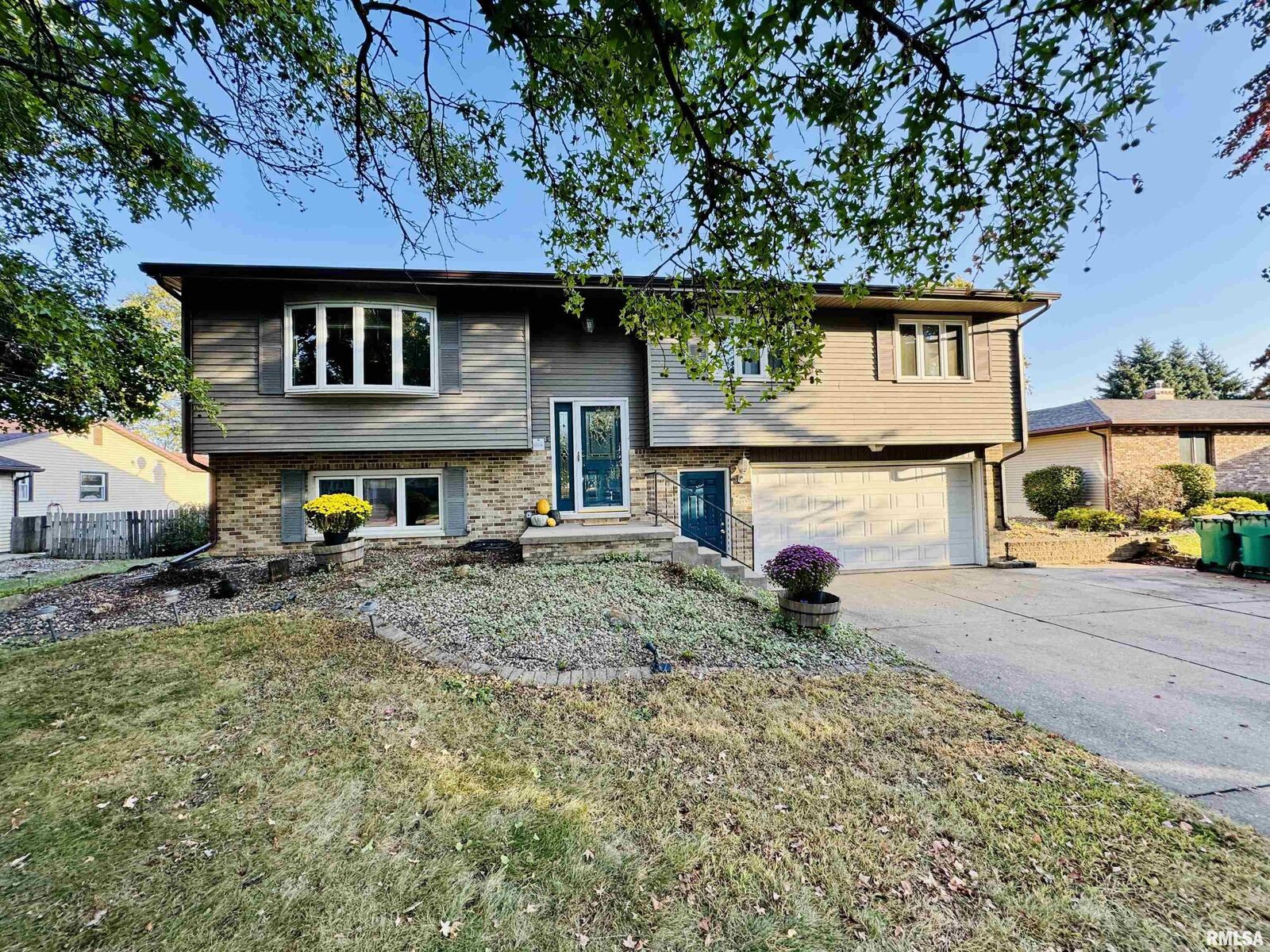 Property Photo: 2049 W Losey Street IL 61401