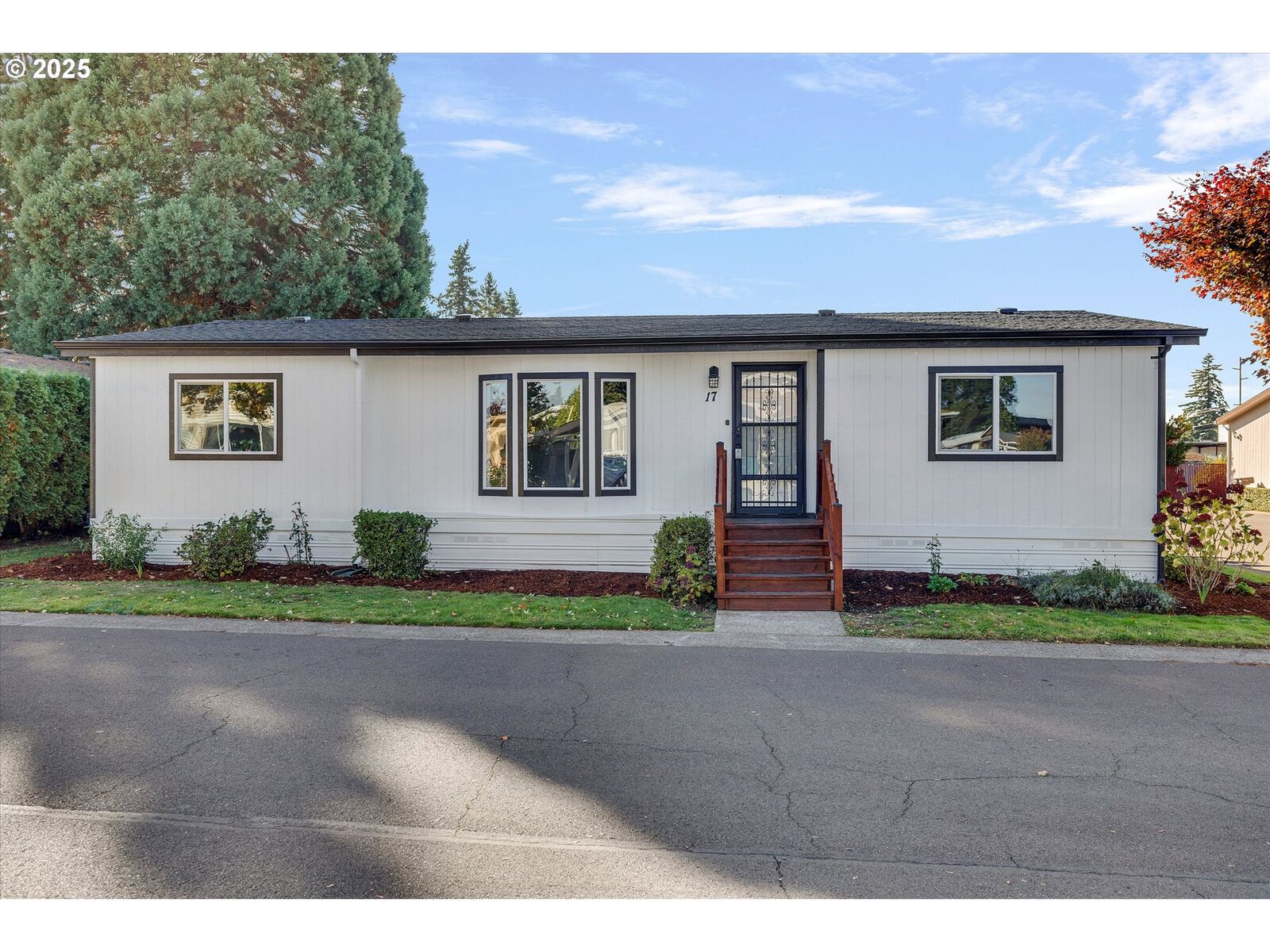 Property Photo:  835 SE 1st Ave 17  OR 97013