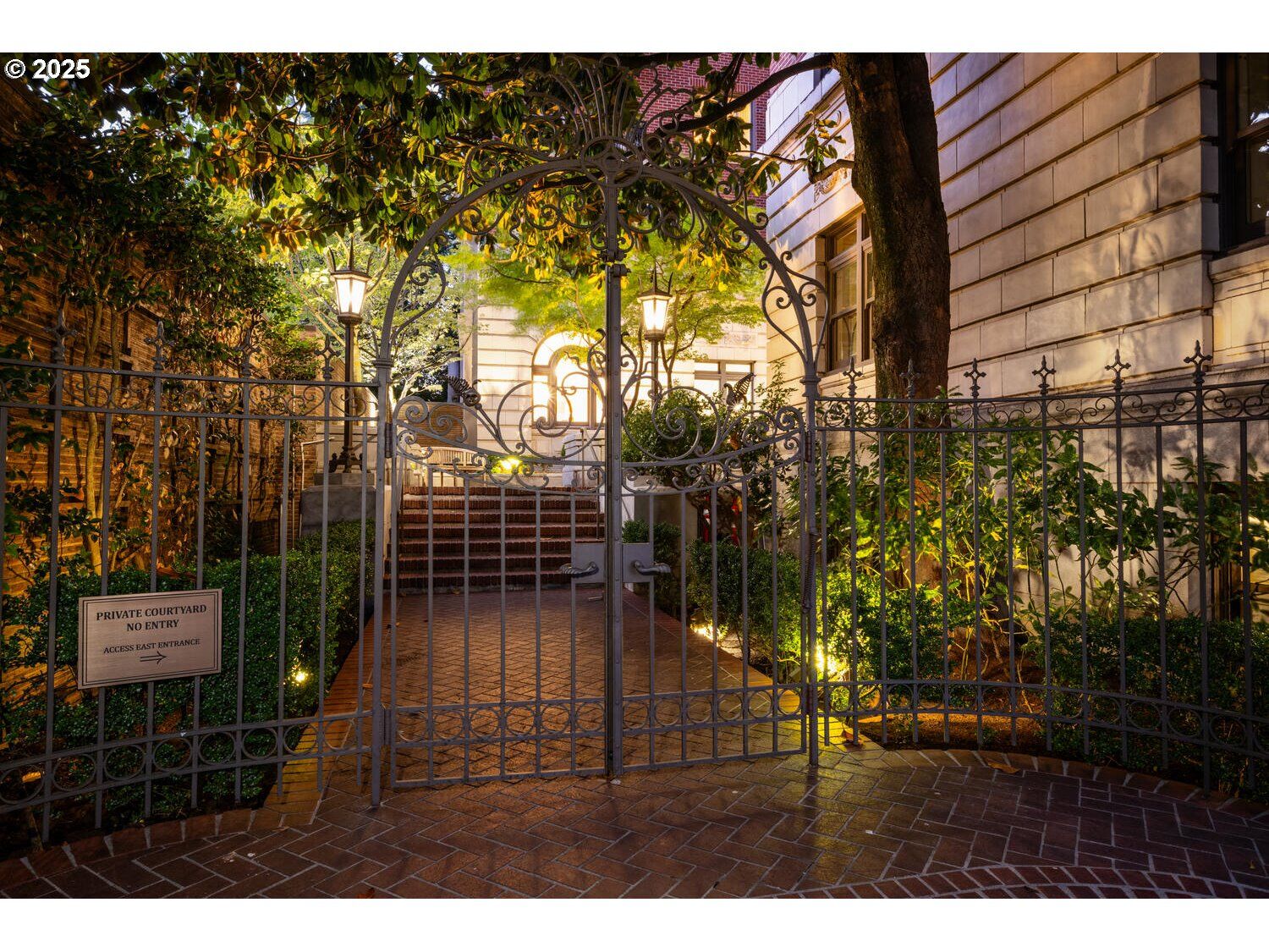 Property Photo:  2141 NW Davis St 403  OR 97210