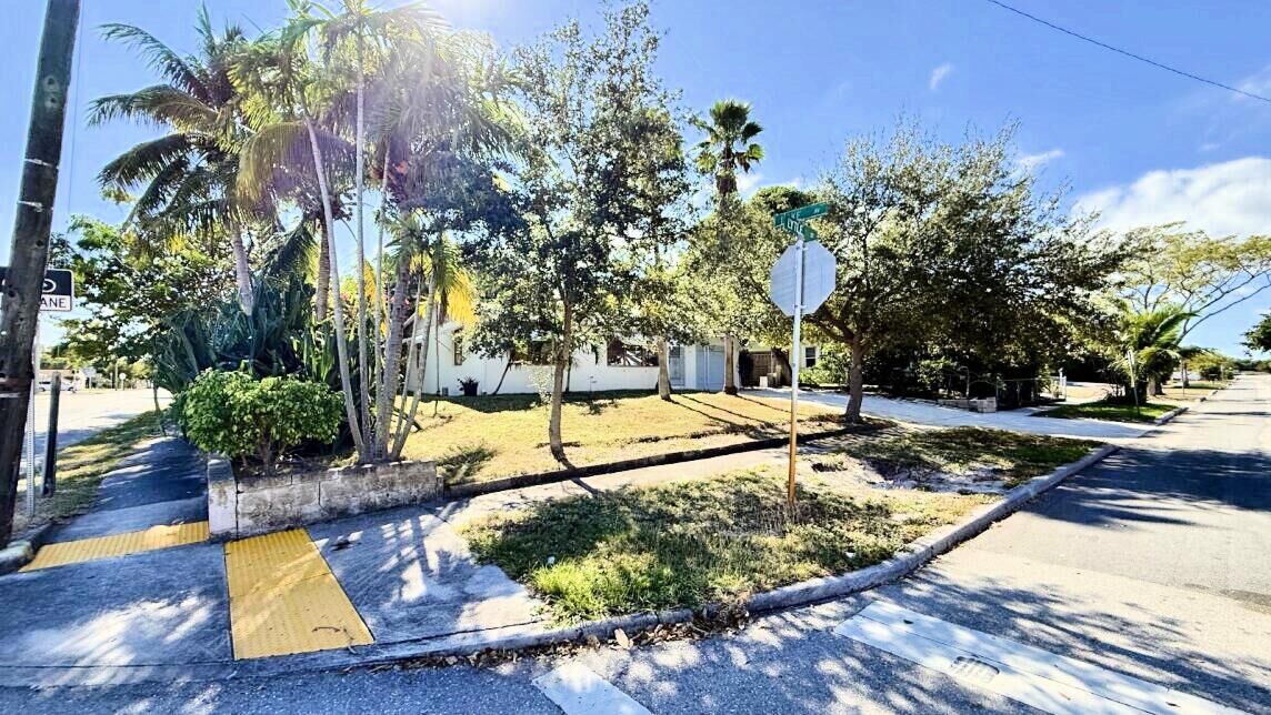 Property Photo: 802 Lytle Street FL 33405