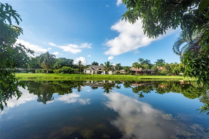 Property Photo: 2917 Myrtle Oak Cir FL 33328