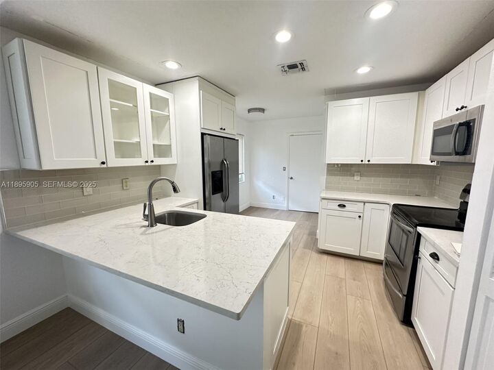 Property Photo:  2917 Myrtle Oak Cir  FL 33328 