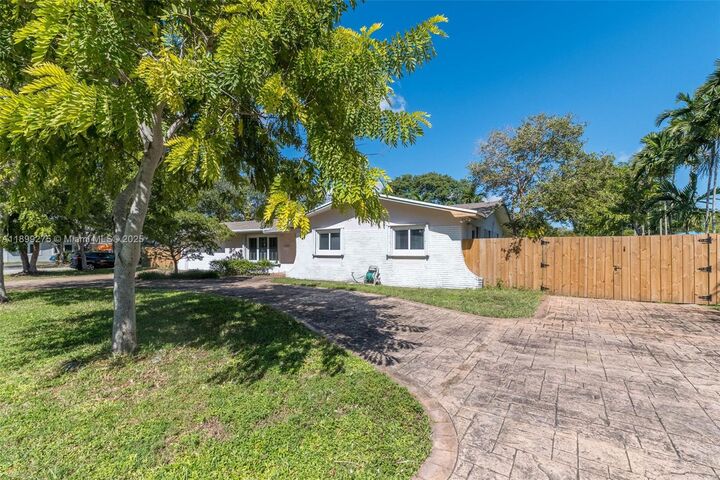 Property Photo:  10533 SW 114th St  FL 33176