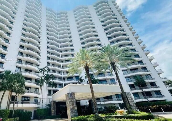 Property Photo: 3300 NE 191st St 416 FL 33180