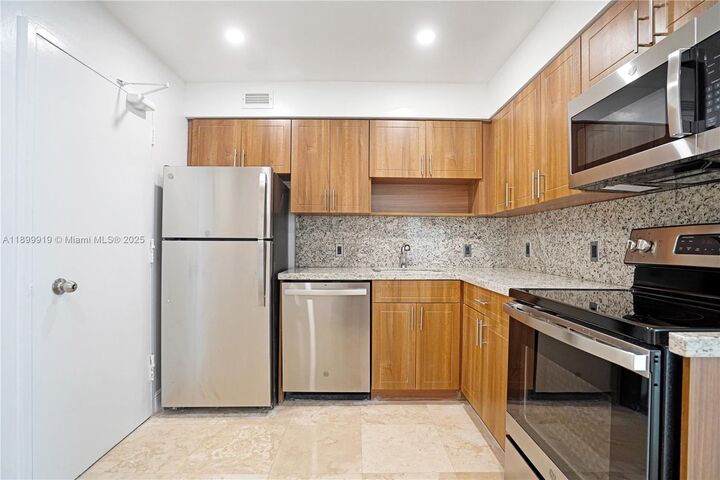 Property Photo: 5101 Collins Ave 14E FL 33140