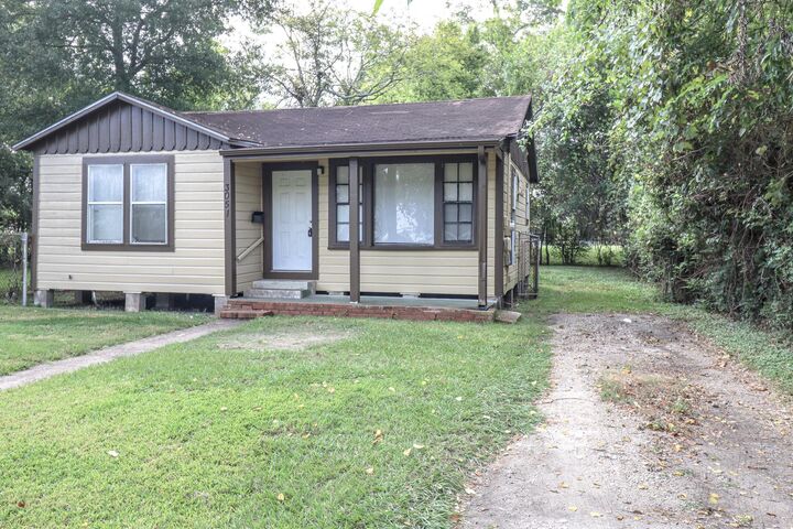 Property Photo:  3051 W Crockett  TX 77701