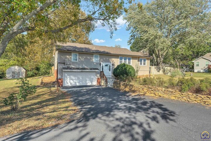 Property Photo: 4220 SE 29th St KS 66605