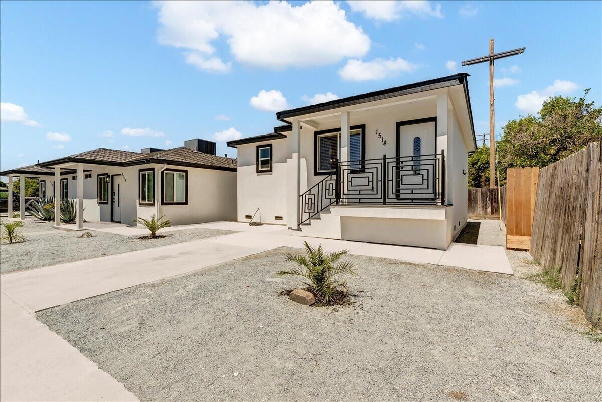 Property Photo: 1518 W Grove Avenue CA 93291