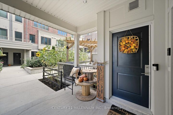 Property Photo:  95 Eastwood Park Gardens 21  ON M8W 0B9 