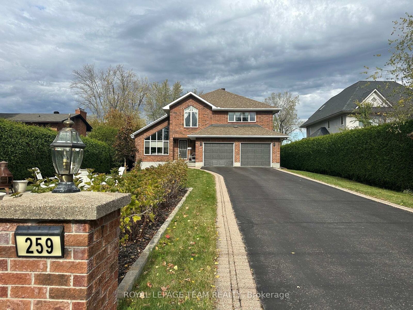 Photo de la propriété:  259 Grandview Road  ON K2H 8B9